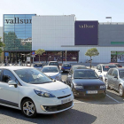 Centro comercial Vallsur, con el aparcamiento en el que se planteaba la ampliación en primer plano.-J.M. LOSTAU