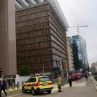 Equipos sanitarios acuden al Edificio Europa de Bruselas.-AFP / EMMANUEL DUNAND
