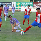 Un jugador del Tordesillas toca el balón ante la presencia de Samanes en el amistoso de Las Salinas.-PABLO REQUEJO