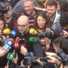 Joan Coma, junto a la alcaldesa de Berga, Montse Venturós, en la concentración contra la persecución judicial a cargos electos independentistas del pasado 13 de noviembre en Barcelona.-