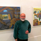 Manuel Sierra junto a una de las obras que exhibe en Lorenzo Colomo.-E. M.