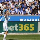 El centrocampista del Real Madrid Dani Ceballos celebra su gol marcado ante el Alavés durante el partido correspondiente a la sexta jornada de LaLiga Santander disputado en el estadio de Mendizorroza.-EFE