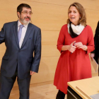 Cristina de Miguel, flanqueada por Manuel Mitadiel (Ciudadanos) y Pablo Fernández (Podemos).-ICAL