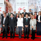 Foto de famila de los galardonados en la celebración del Día Mundial de la Cruz Roja presidido por la reina Letizia. Junto a ella, el presidente de la Junta de Castilla y León, Juan Vicente Herrera, entre otros-Ical