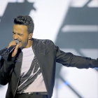 El cantante puertorriqueño Luis Fonsi, ayer, durante su concierto en la localidad vallisoletana de Laguna de Duero.-ICAL