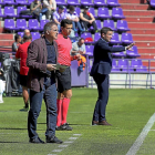 Herrera emite una orden, papel en mano, con Luis Carrión a la derecha, colocando a un jugador.-BALCAZA