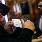 Michael Moore, con la nota que entregó en la Trump Tower de Nueva York.-AFP / YANA PASKOVA