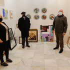 Marisol Puertas, Jesús Velasco y Lorenzo Colomo posan junto a parte de los fondos artísticos de la galería. - J. M. LOSTAU