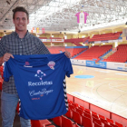 Miguel Camino posa con la camiseta del BM Atlético Valladolid.-EL MUNDO