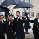 El Rey, junto a Macron y su esposa, en el Eliseo-