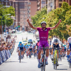 Morgado celebra el triunfo en la tercera y última etapa de la Vuelta a la Ribera. / E. M.