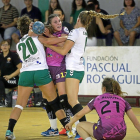 Dos jugadoras del Elche Mustang cortan el avance del BM Aula. PHOTODEPORTE-PHOTODEPORTE