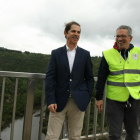 El presidente de la Confederación Miño-Sil, Francisco Marín (I), junto al director técnico adjunto de la entidad, Iganacio Maestro (D)-ICAL