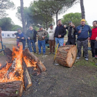 Un grupo de aficionados brinda al lado de una hoguera.-Pablo Requejo