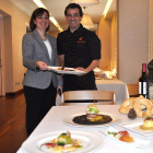 Arantxa Iglesias, directora del hotel balneario de Olmedo, y Eduardo Germán, jefe de cocina, ayer, presentando el nuevo menú ‘Sabores’ de los balnearios de Castilla Termal-I.M.