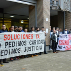 os trabajadores despedidos de Seguridad y Prevención Teleno, auxiliar de Hijos de Baldomero García (HBG), en la mina La Escondida en el municipio de Villablino (León), durante la concentración de este martes a las puertas de los Juzgados de Ponferrada, do-Ical