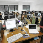 Un profesor imparte clase en la Facultad de Educación de la UVA-J. M. LOSTAU