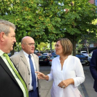 La consejera de Agricultura y Ganadería de la Junta, Milagros Marcos, conversa con el presidente de la Diputación, Jesús Julio Carnero-ICAL