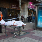 Momento en el que sacan el cadáver de una mujer hallado en un domicilio de la plaza Circular de Valladolid.-DOS SANTOS ICAL