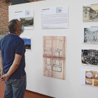 Andrés Robles, organizador de la exposición, contempla imágenes que se pueden ver en la Academia de Caballería. J.M. LOSTAU