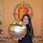 Glendy Carrero sostiene un balón de baloncesto en la sala de recepciones del Ayuntamiento de Valladolid. D. M.