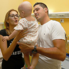 Carlota y Adrián sostienen a su pequeña Cataleya ayer, en la habitación donde lleva cinco meses hospitalizada.-J.M. LOSTAU