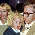 Woody Allen, Mia Farrow y la paqueña Dylan Farrow, en 1987.-EL PERIÓDICO