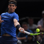 Nadal devuelve un golpe, durante su partido contra Chung en París.-CHRISTOPHE ARCHAMBAULT
