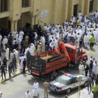 Fuerzas de seguridad rodean la mezquita de Al Iman al Sadik tras un atentado en Kuwait hoy.-Foto: EFE