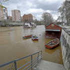 Nivel del agua del Pisuerga ayer, que sumergió los paseos peatonales de ribera y alcanzó las casetas de los barqueros.-J.M. LOSTAU