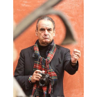 El ex banquero pasó dos días en León junto a su pareja y unos amigos, atraído por la Procesión de Los Pasos. Vivió ‘El Encuentro’ desde un balcón, cámara en manol y sin perder detalle.-MARIO MORÁN