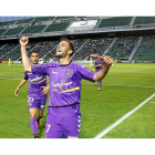 El extremo blanquivioleta Juan Villar celebra el gol del empate definitivo frente al Elche, seguido por Moyano y Óscar.-ARABA PRESS