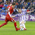 Plano disputa un balón dividido al rayista Álex Moreno.-J.M.L.