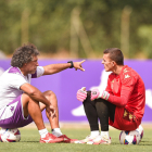 Ricardo Pereira charla con Masip en un entrenamiento. / I. SOLA / RV