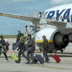 Pasajeros bajando de un avión en el aeropuerto de Villanubla (Valladolid)-Montse Álvarez