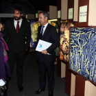 El director territorial de La Caixa en Castilla y León, José Manuel Bilbao (D), la concejala de Participación Ciudadana del Ayuntamiento de Valladolid, Domi Fernández, y el comisario de la exposición, Francisco Javier Gómez, presentan la exposición 'El bo-Ical