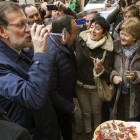 El presidente del Gobierno, Mariano Rajoy, durante su paseo por Logroño antes de ofrecer un mitin electoral.-EFE/Raquel Manzanares