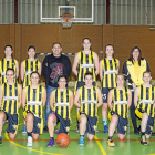 Plantilla de San Isidro con su entrenador José Miguel Malayo, campeón de Primera División Nacional Femenina.-M. Á. S.