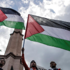 Manifestantes ondean la bandera palestina durante una protesta contra la decision del presidente estadounidense Donald Trump de reconocer Jerusalen como capital israeli en Putrajaya Malasia, en una foto de archivo.-/ EFE / FAZRY ISMAIL (EFE)