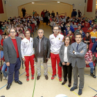 Alejandro Blanco, tercero por la izquierda, acompañado por David Álvarez, Eva Barrios, Fernando Hernández, Agustina García y Alfonso Lahuerta, en la presentación de ‘Todos Olímpicos’ en el colegio Nuestra Señora de El Pilar.-J. M. LOSTAU