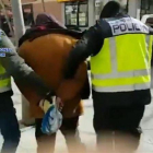 Agentes de la Policía Nacional detienen a uno de los integrantes del grupo.-POLICÍA NACIONAL