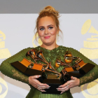 Adele posa con sus 5 Grammy, en febrero del 2017-REUTERS / MIKE BLAKE