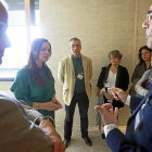 Silvia Clemente conversa en los pasillos de las Cortes con los familiares de las víctimas del accidente del Alvia.-ICAL