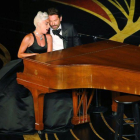 Lady Gaga y Cooper se olvidaron de todo lo que les rodeaba y solo tuvieron ojos el uno para el otro.-REUTERS