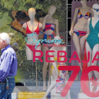 Un cartal anuncia descuentos de verano en una calle céntrica de Valladolid.-MIGUEL ÁNGEL SANTOS