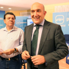 Jesús Julio Carnero y Luis Miguel Gago(I), presentan el primer 'Espacio abierto' en el Partido Popular de Valladolid-Ical