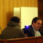 El acusado de copiar tarjetas de crédito en una gasolinera de Valladolid (I), junto a su abogado en el juicio celebrado en la Audiencia Provincial-Ical