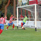 El portero de la Medinense trata de evitar un gol del Valladolid B.-EM