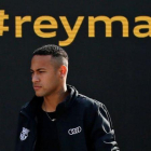 Neymar, el jueves, en la entrega de coches que regalaron a los jugadores del Barça.-ALBERT GEA