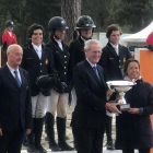 Reyes Martín recibiendo la Copa de las Naciones en Fontainebleau.-EL MUNDO